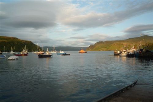 bâteaux dans le soleil couchant, Portree, Ile de Skye, Ecosse bâteaux dans le soleil couchant, Portree, Ile de Skye, Ecosse