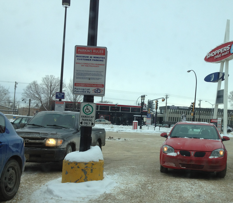 Sur les parkings, les automobilistes laissent leurs moteurs allumés pendant qu'ils vont faire leurs courses pour garder la voiture chaude...