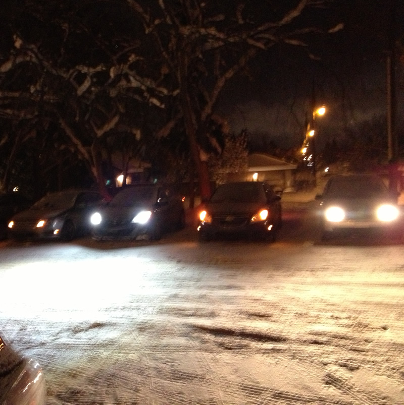 En sortant de la chorale (il fait -26ºC), toutes les voitures sont pré-allumées et pré-chauffées!