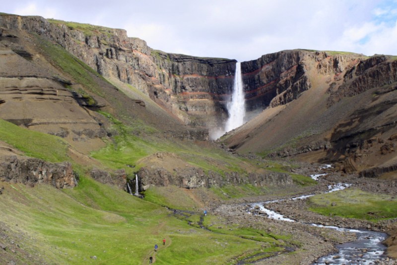 chute de Hengifoss, Islande, dans les laves sauvages