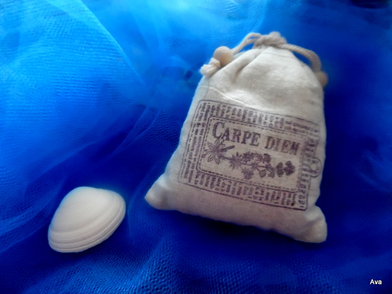 la lavande, sa couleur, son odeur, le coquillage pour les embruns et le bruit des vagues