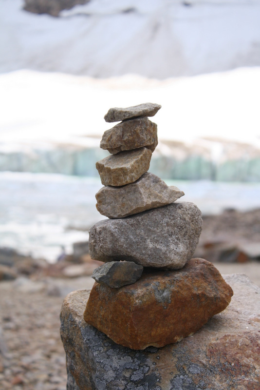Inukshuk perso au glacier du mont Edith Cavell, Canada